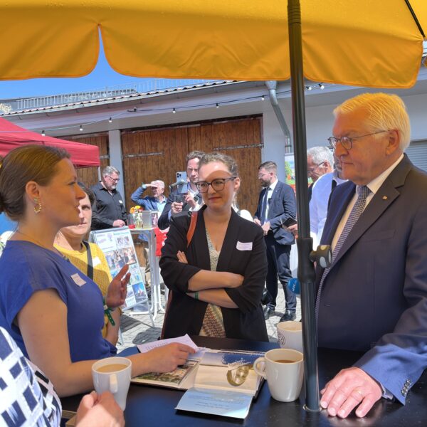 Begegnungsorte auf dem Land: Bundespräsident Steinmeier besucht Rehfelde